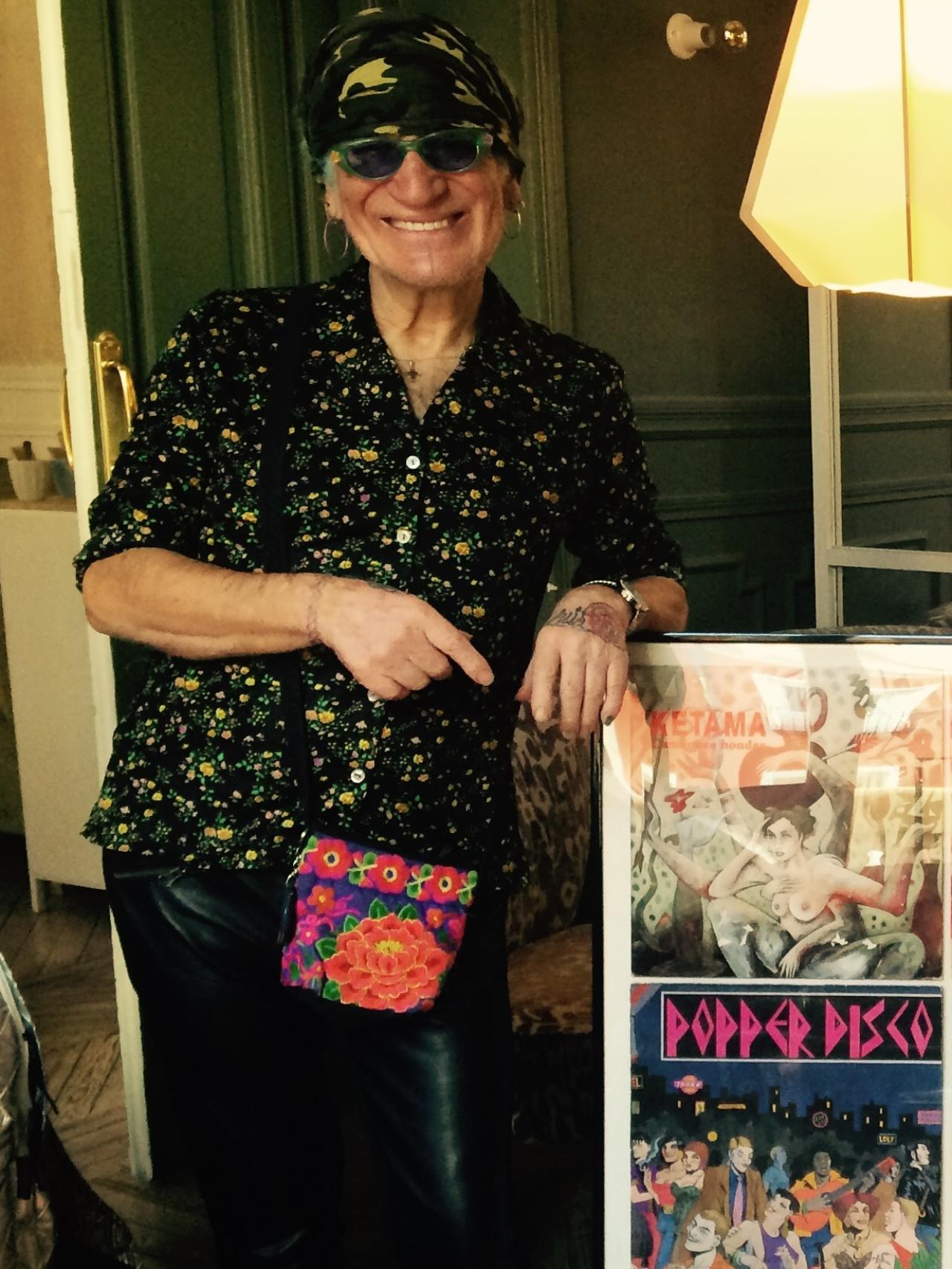 Paco Clavel junto a algunos de los discos de su colección.