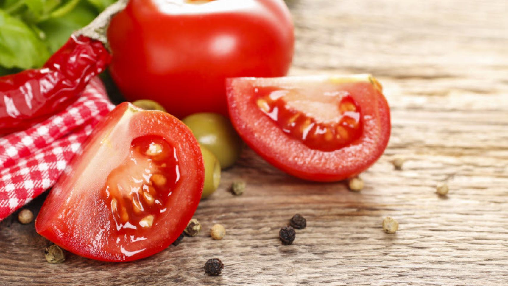 El tomate posee agentes antioxidantes.