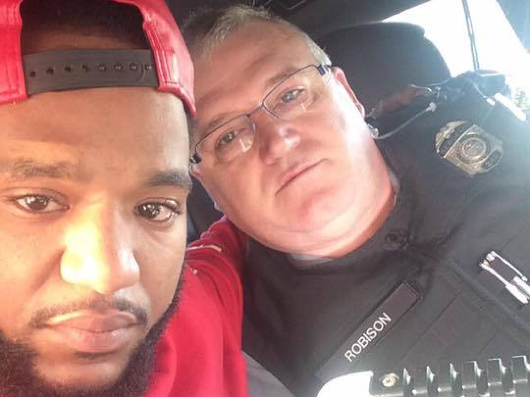 Mark Ross quiso hacerse un selfi con el agente Robison, que le ayudó en un momento muy difícil.