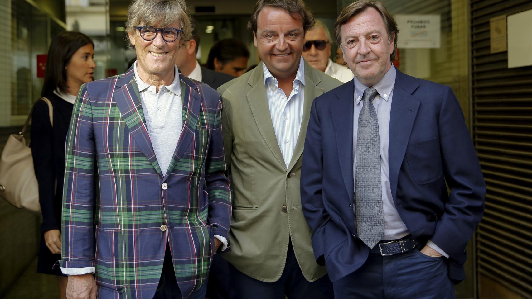 Simón Casas (izquierda), Rafael García Garrido (centro) y el torero Curro Vázquez (derecha)