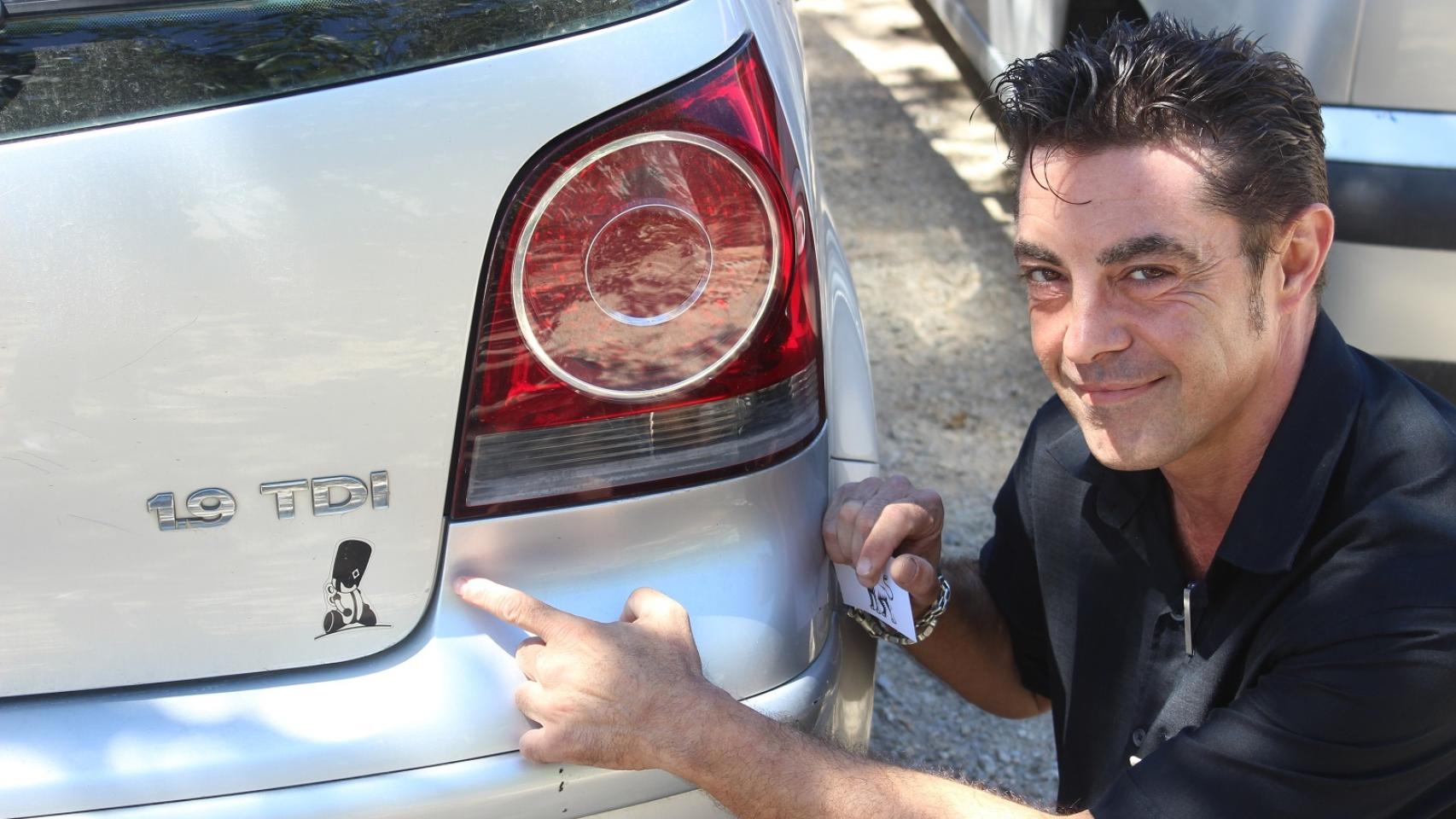 Javi, antiguo rutero, aún conserva la pegatina de Chocolate en su coche.