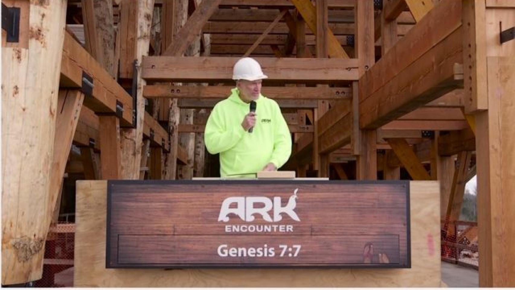 Ken Ham, en las obras del Arca.
