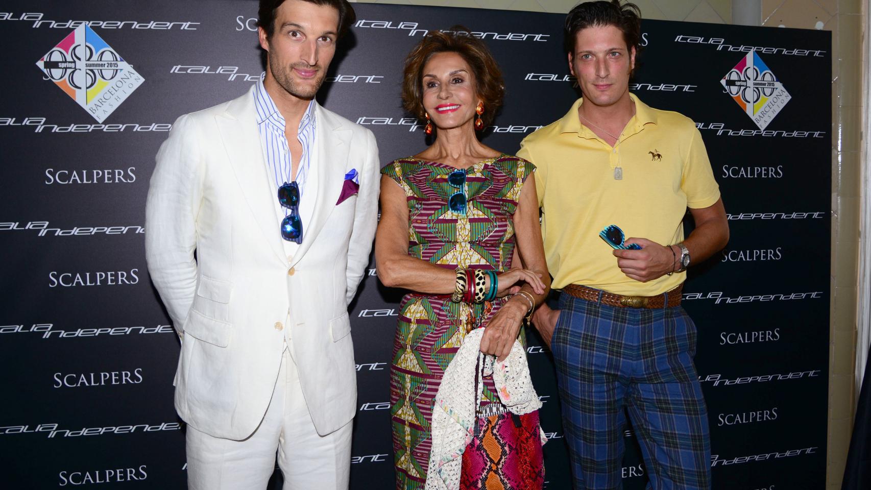 De izquierda a derecha, Rafael Medina, Naty y su otro hijo Luis