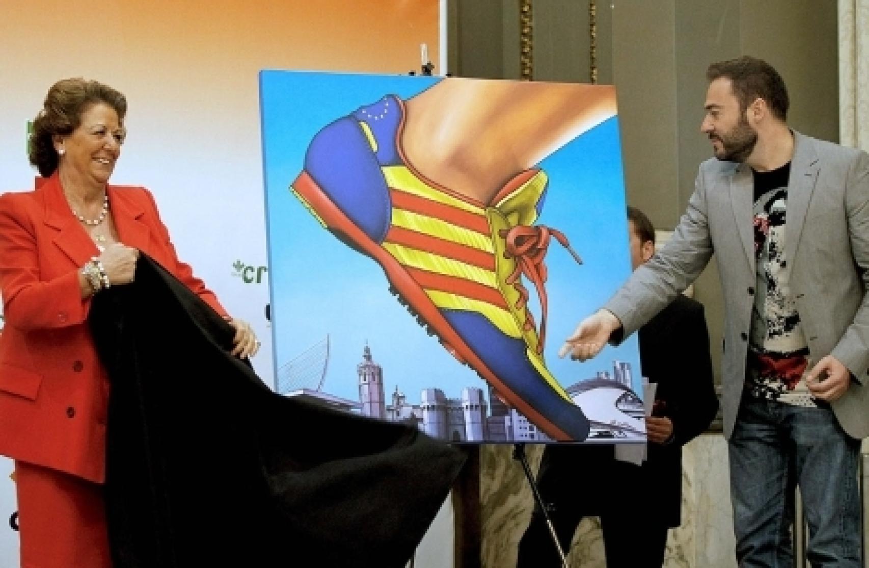 Rita Barberá con Antonio de Felipe descubren un cartel por el que fue acusado de plagio.