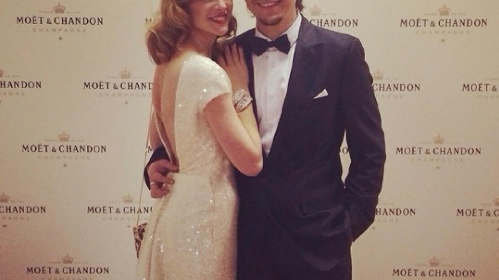 Marta Hazas, de blanco, y Javier Veiga, de traje en los Goya 2015.