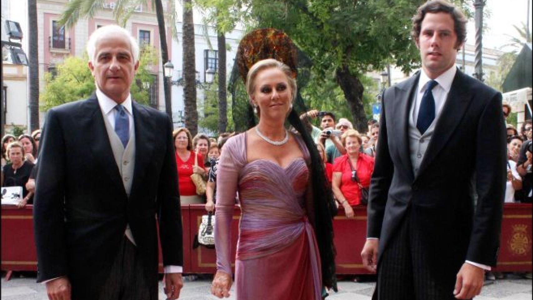 Alfonso Martínez de Irujo con su ex mujer, padres del novio y Javier, hermano de este