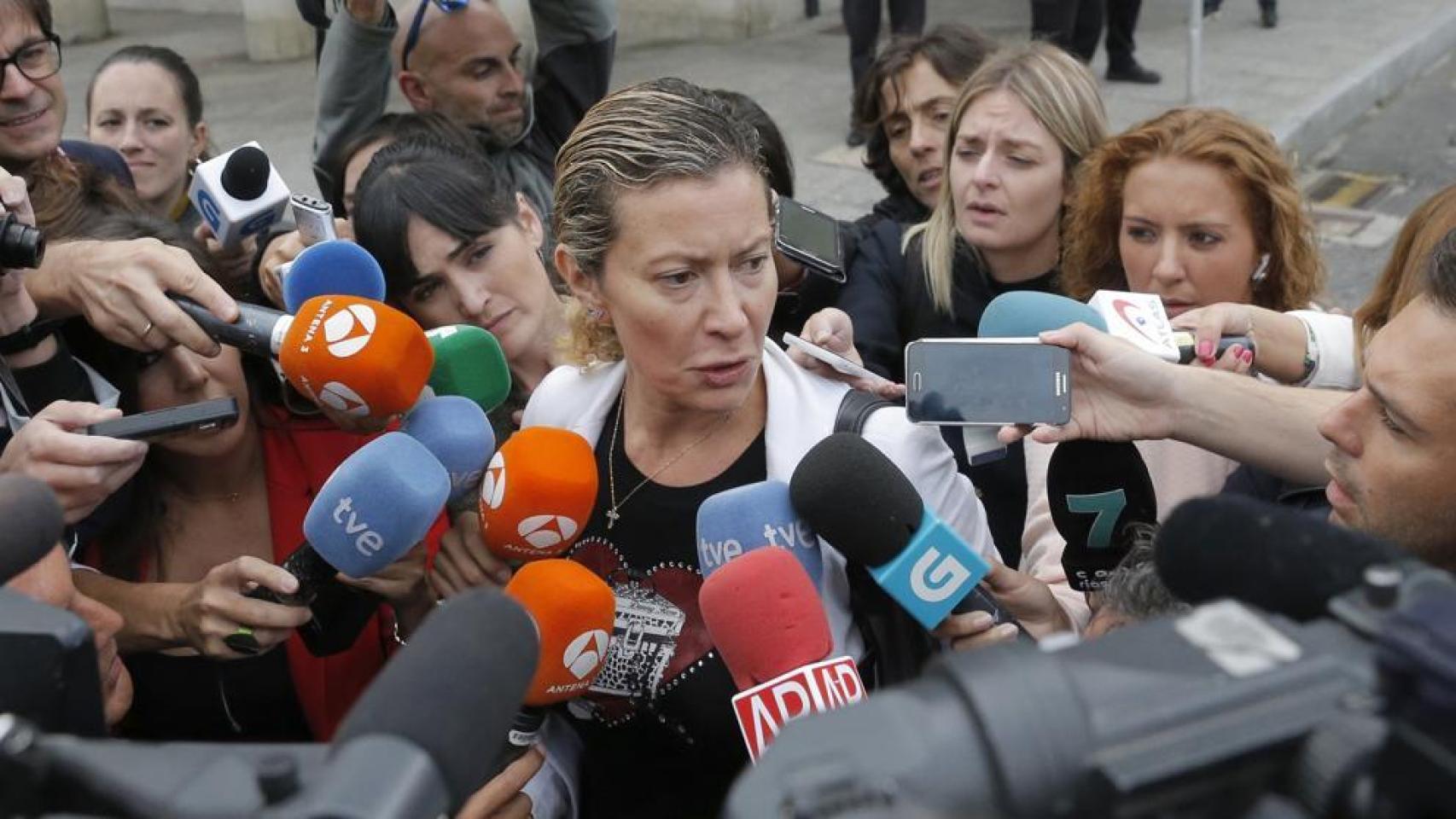 Diana López-Pinel comparece ante los medios a las puertas de los juzgados.