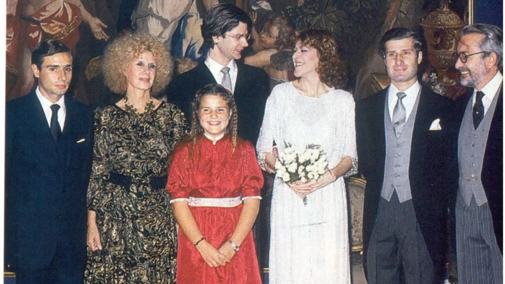 Fernando Martínez de Irujo (izqda), Cayetana de Alba, Jacobo Siruela, Eugenia Fernández de Castro, Carlos Huéscar, Jesús Aguirre y Eugenia Martínez de Irujo (de rojo)