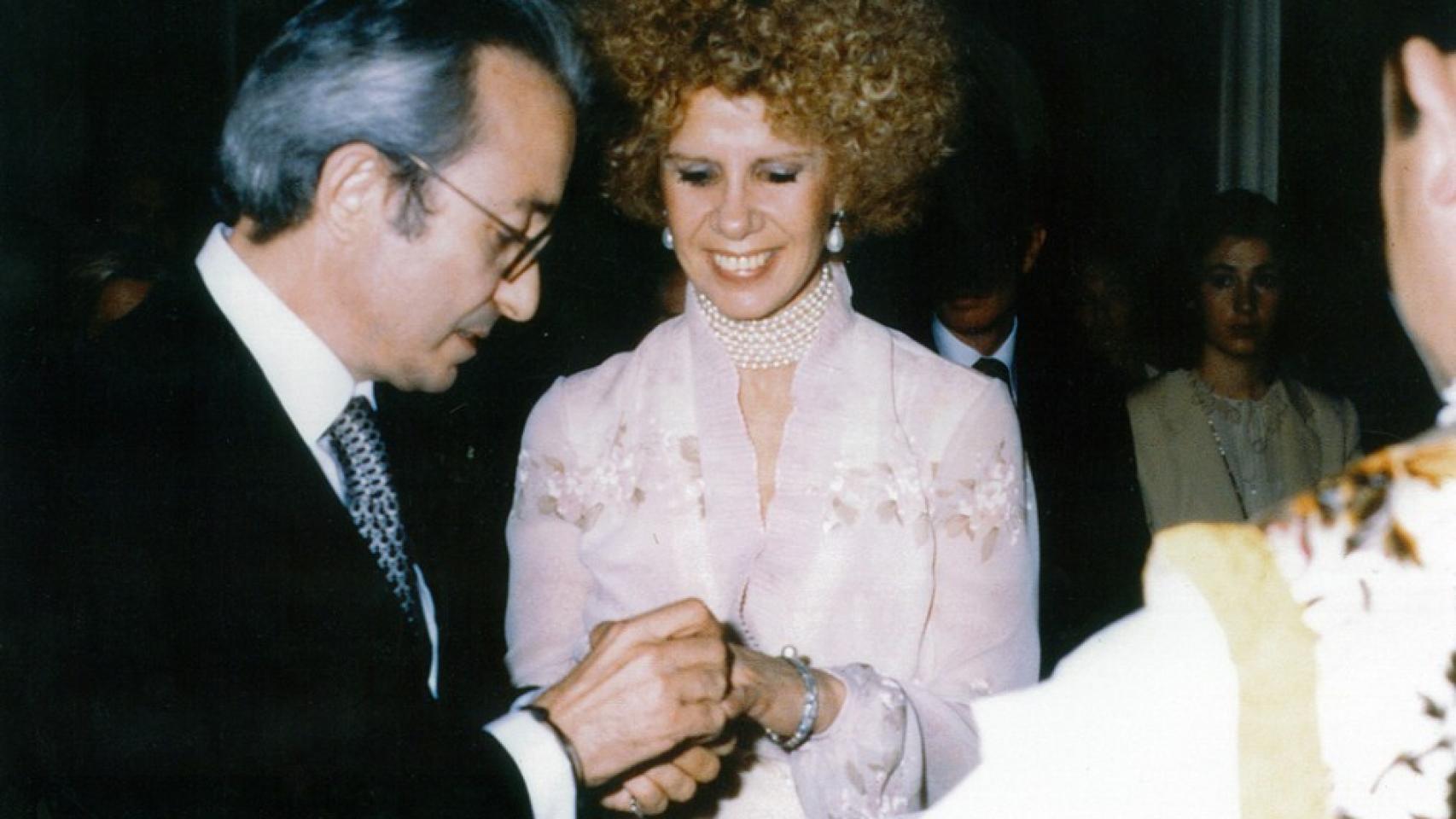 Jesús Aguirre coloca la alianza a Cayetana de Alba