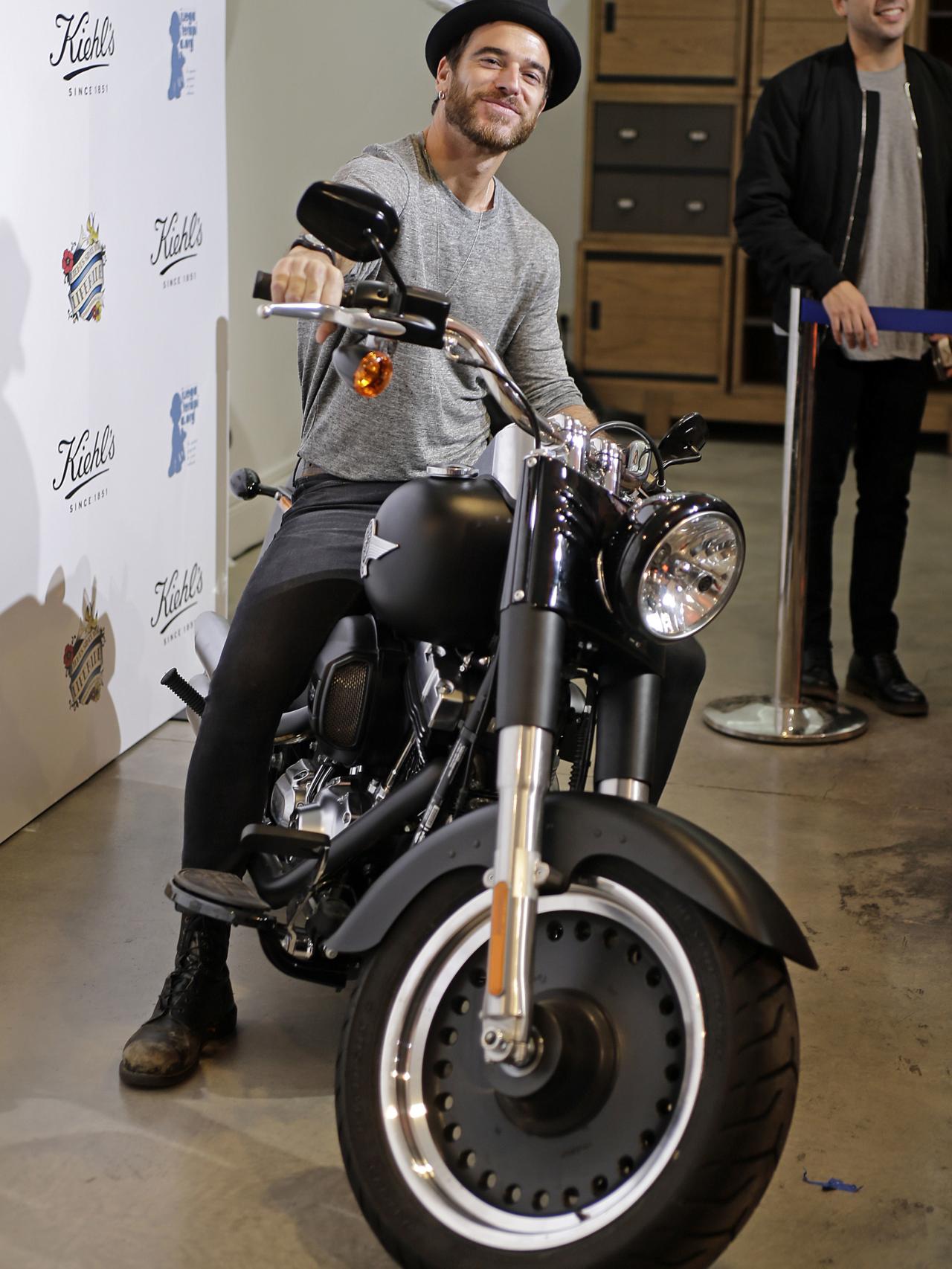 Alfonso Bassave montado en la moto durante el evento.