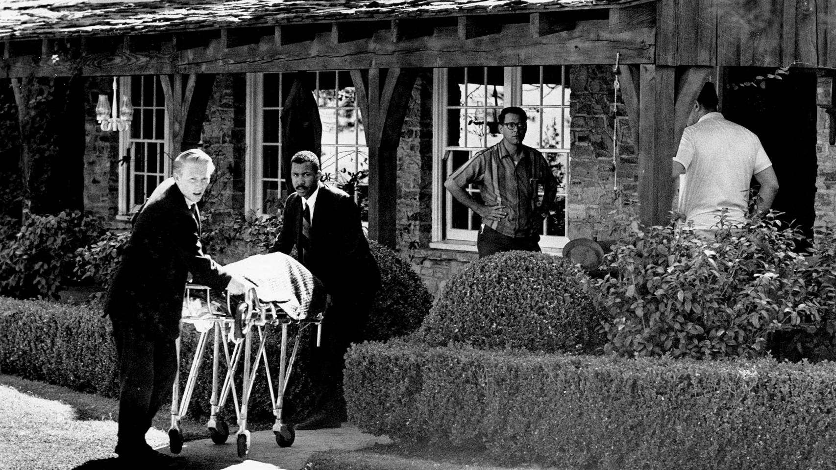 La policía retira los cuerpos de casa de Sharon Tate y Roman Polanski.