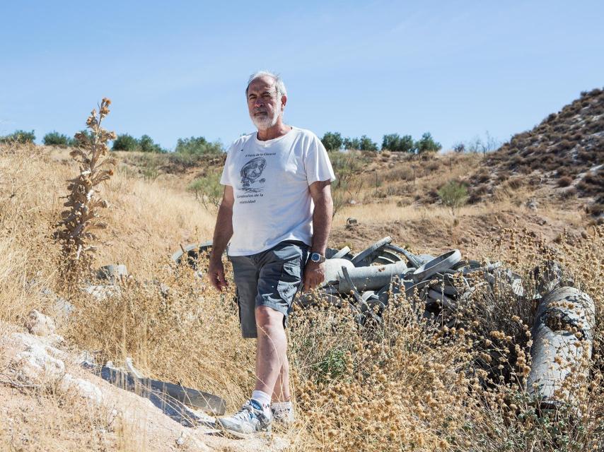 Víctor posa en los terrenos donde se vertió el fibrocemento.