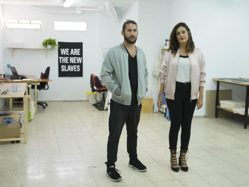 Los dos artistas en el estudio.