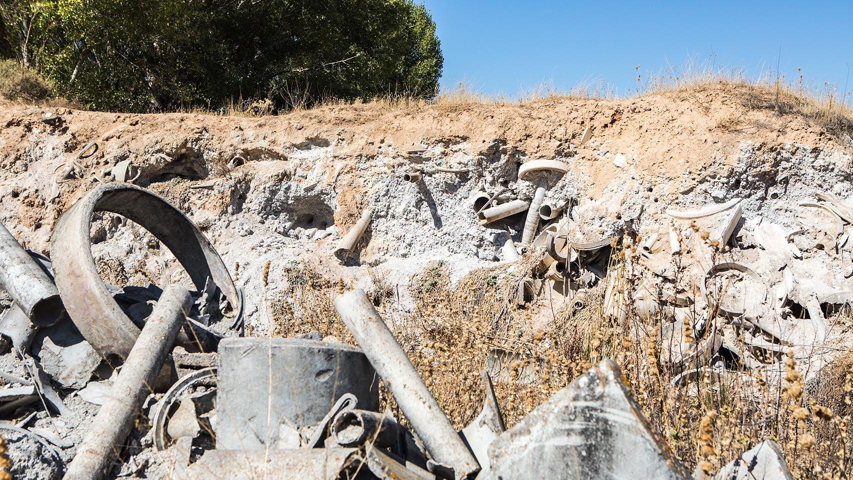Restos de tubos y ladera degradada formada por el lodo.