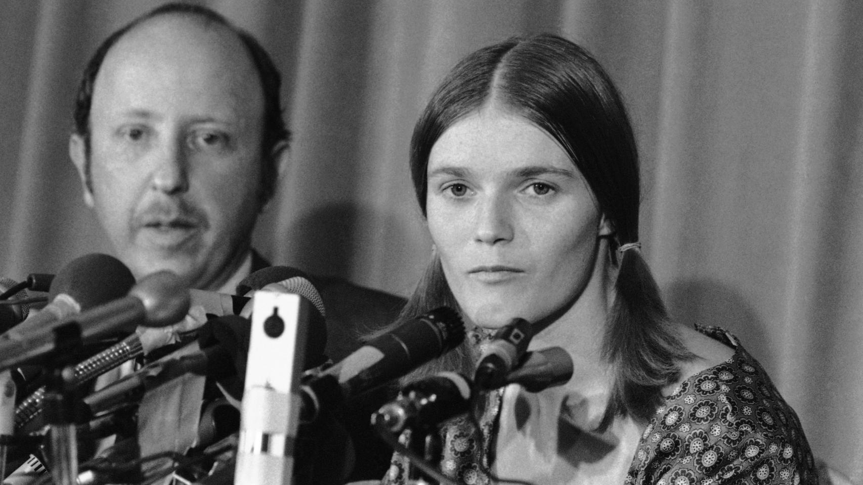 Linda Kasabian testifica contra sus ex compañeros.