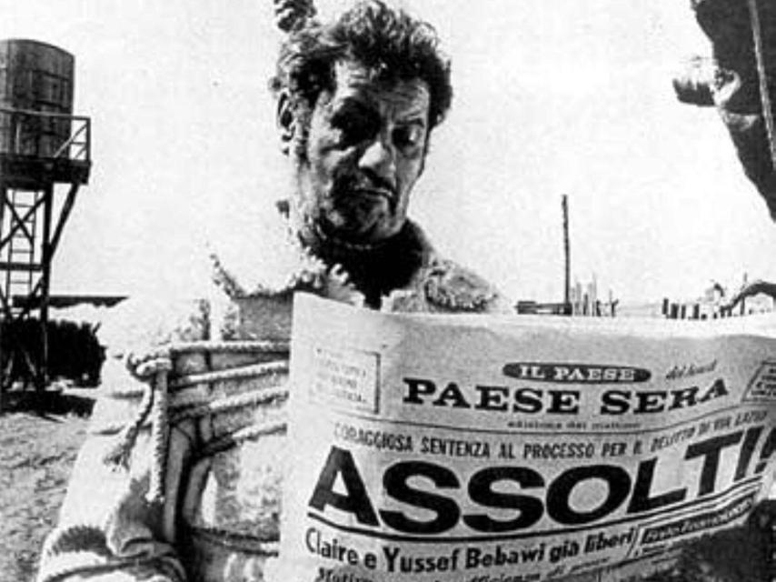 Eli Wallach lee la prensa mientras espera a ser ejecutado en la horca.