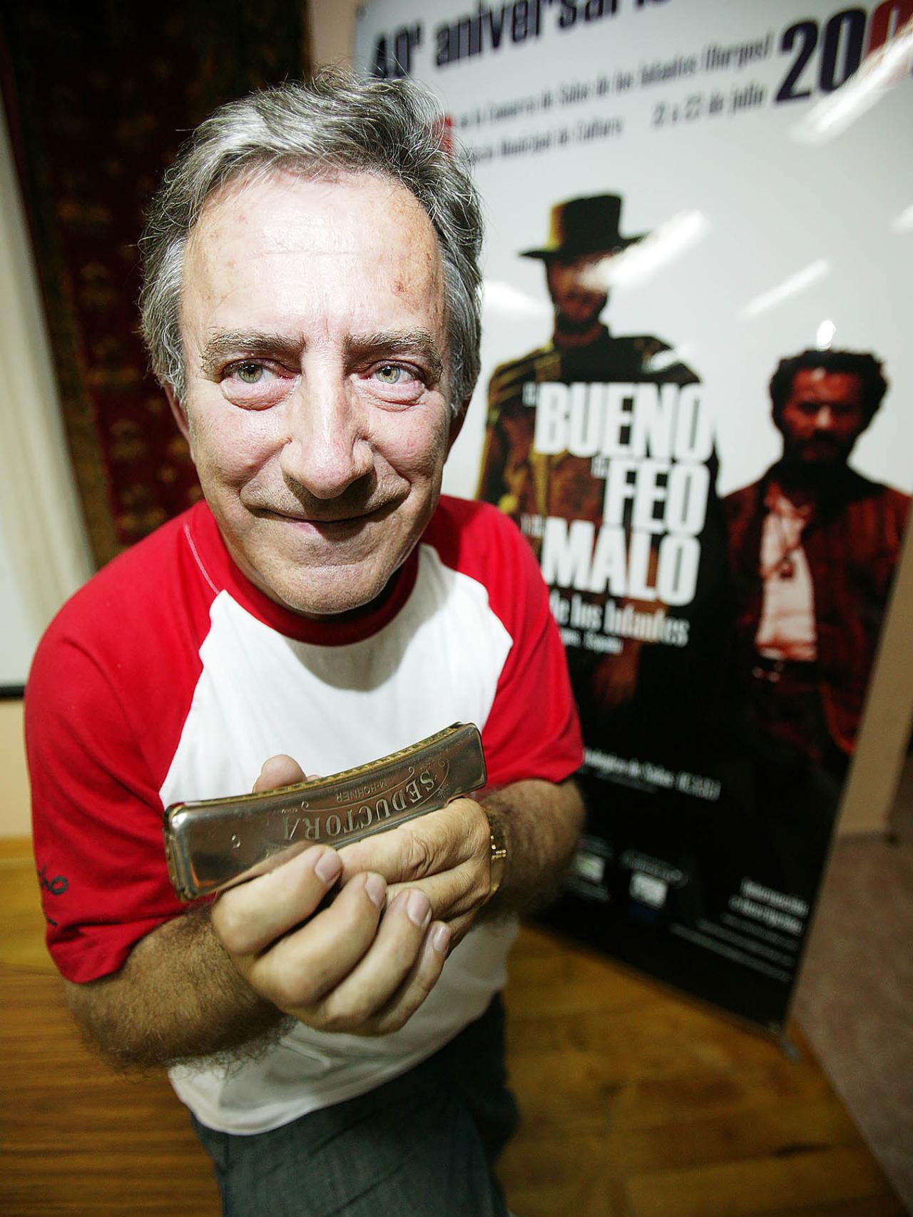 El párroco que hizo de extra sigue conservando su armónica, de marca Seductora