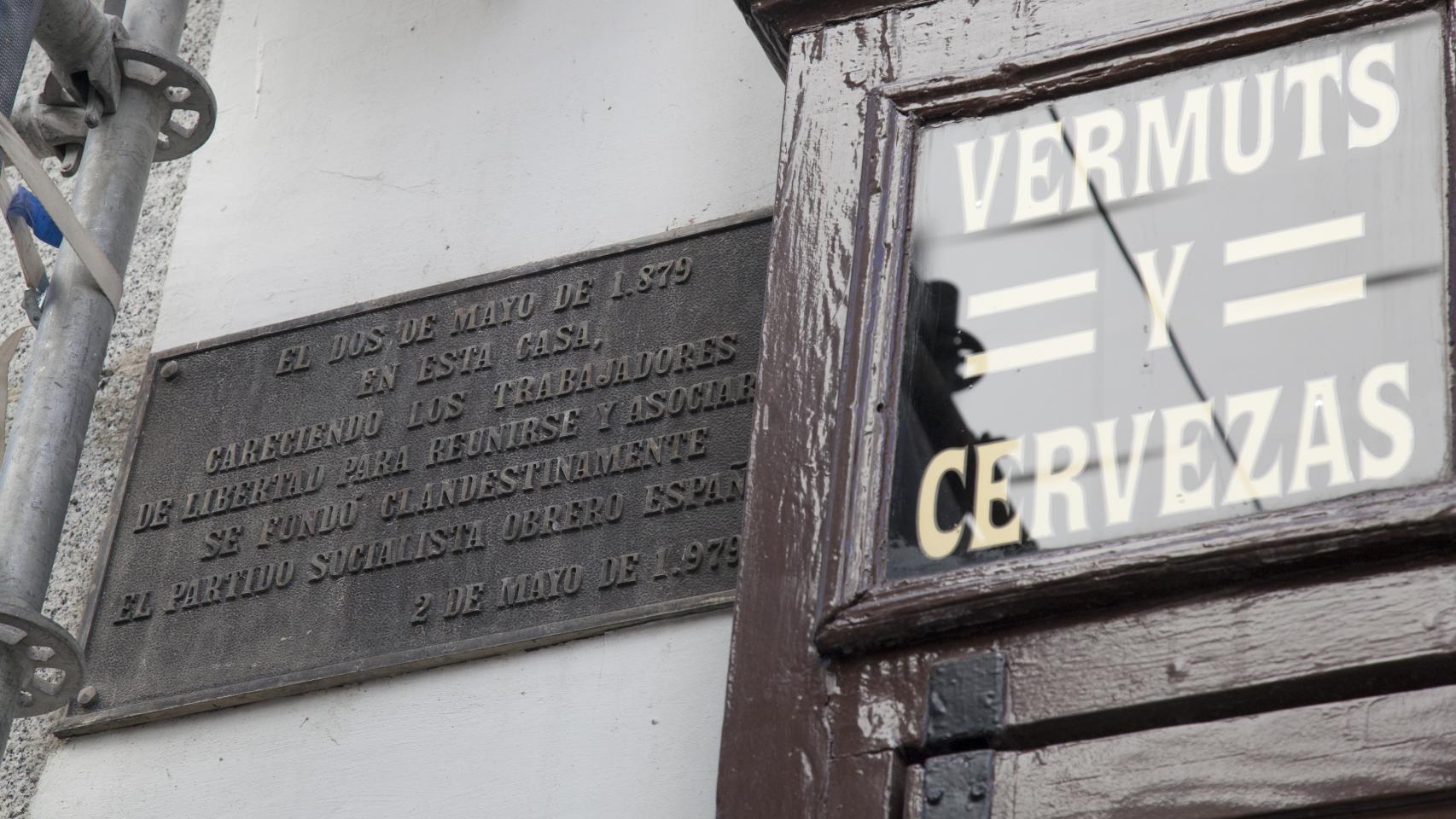 Placa conmemorativa del 2 de mayo de 1879 en Casa Labra (Madrid).