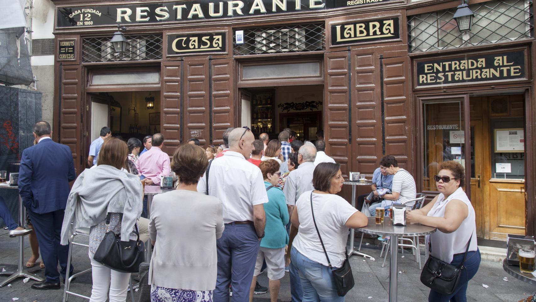 Exterior de la taberna Casa Labra, en Madrid.