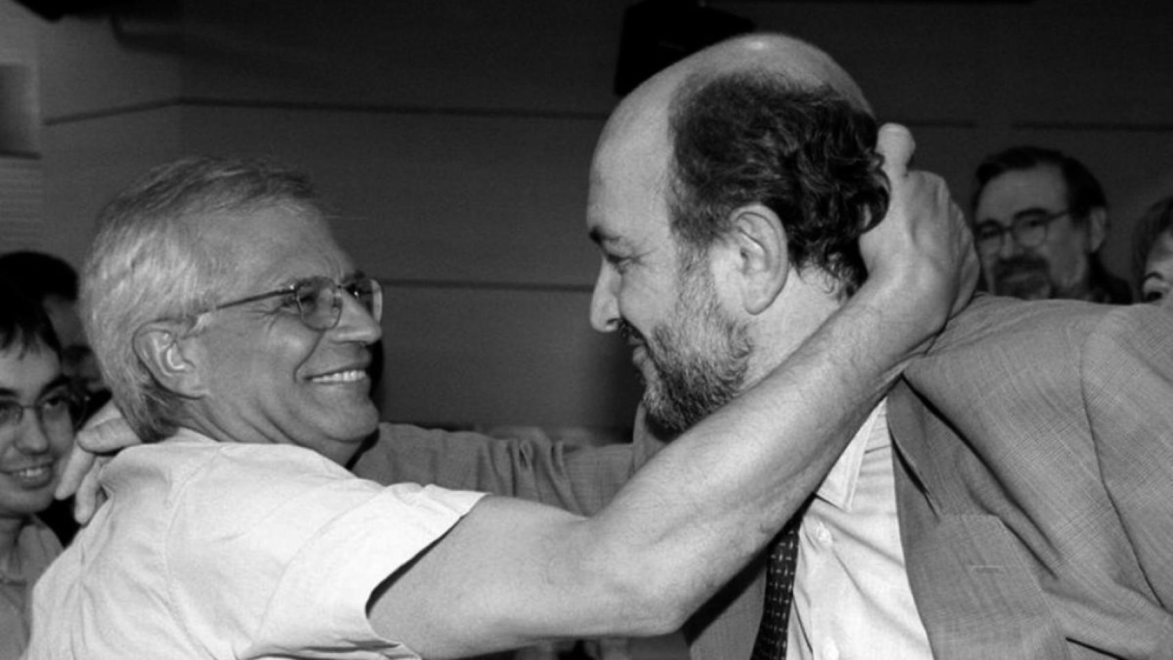 Josep Borrell saluda a Joaquín Almunia durante el proceso de primarias de 1998.