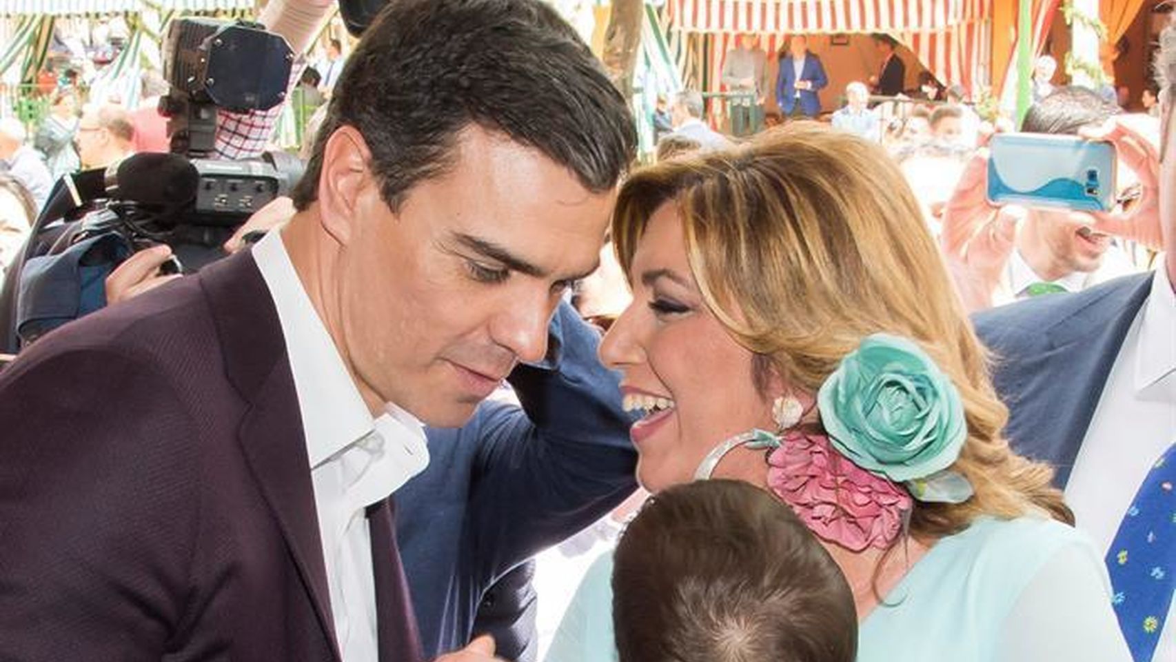 El líder del PSOE, Pedro Sánchez, conversa con Susana Díaz.