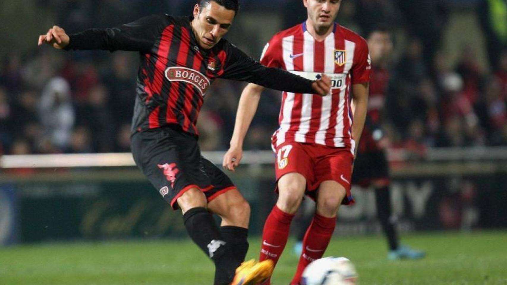 Ramón Folch ante Saúl en el partido Reus - Atlético de la temporada pasada.
