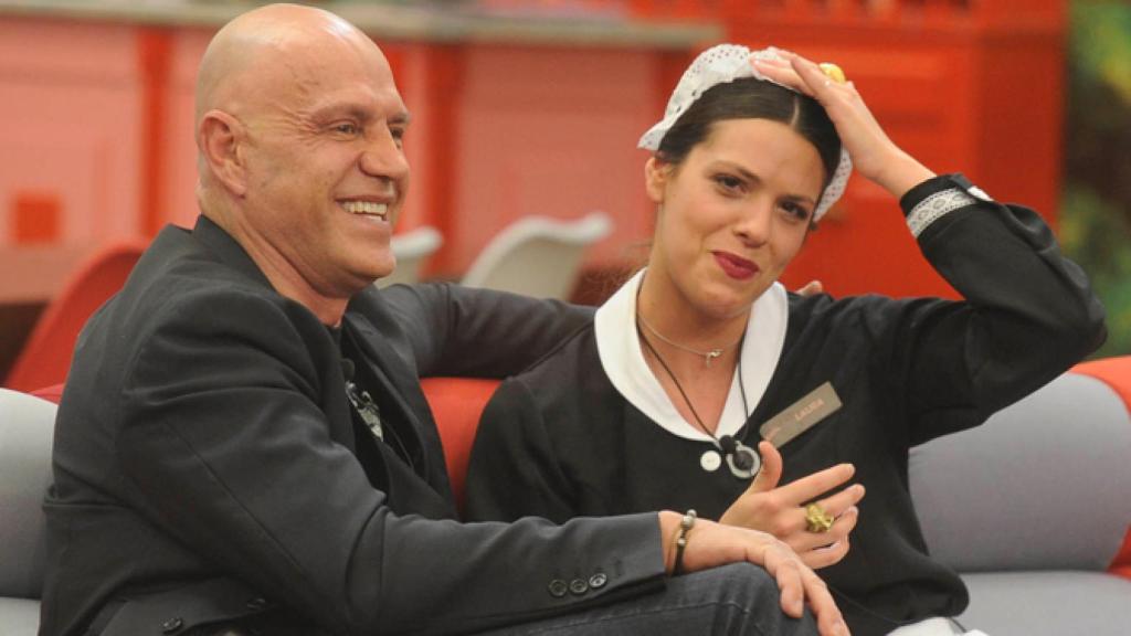 Laura Matamoros reniega de su padre y cambia su apellido por Flores