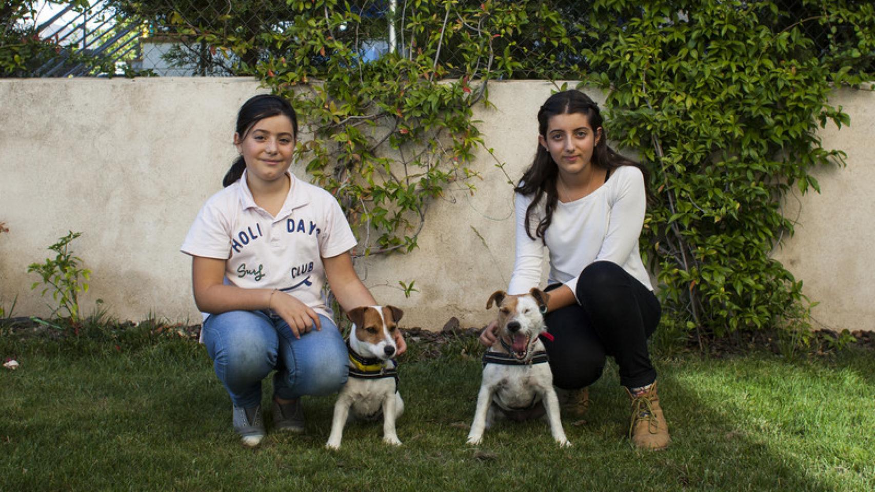 Ana (izquierda) y Eva (derecha) posan junto a Lupa y Moka.