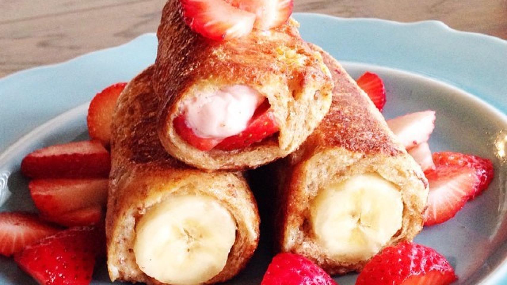 French Toast enrollada de fresas y plátano.