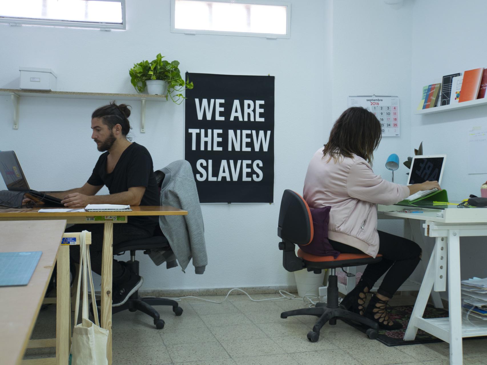 Los artistas Somos Nosotros en el estudio.