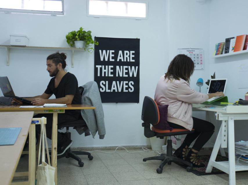 Los artistas Somos Nosotros en el estudio.