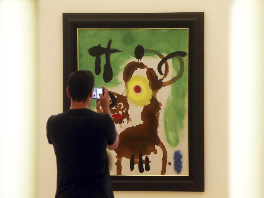 Un visitante en la Fundación Serralves, en Oporto.