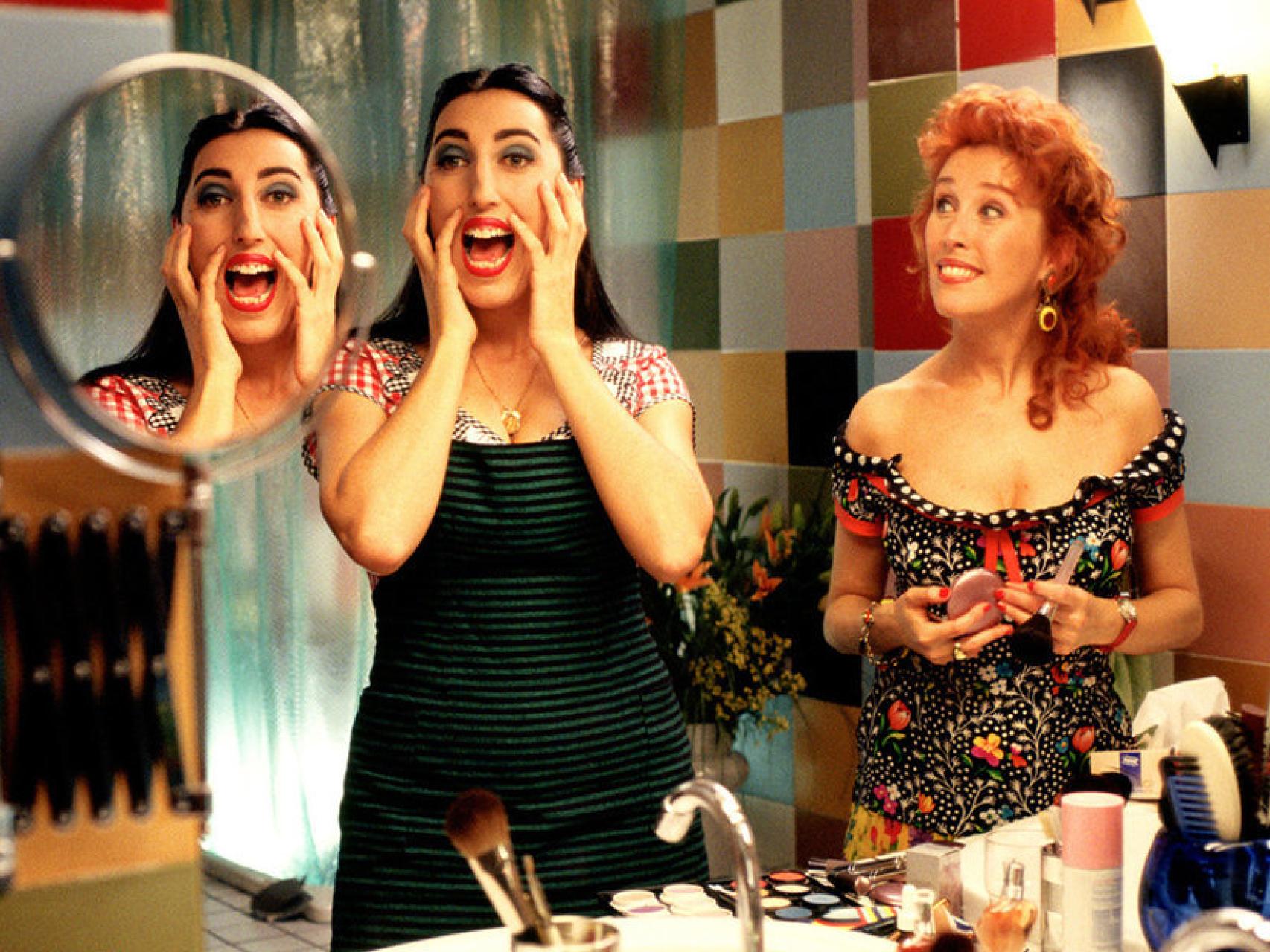 Veronica Forqué y Rossy de Palma en Kika (1993).