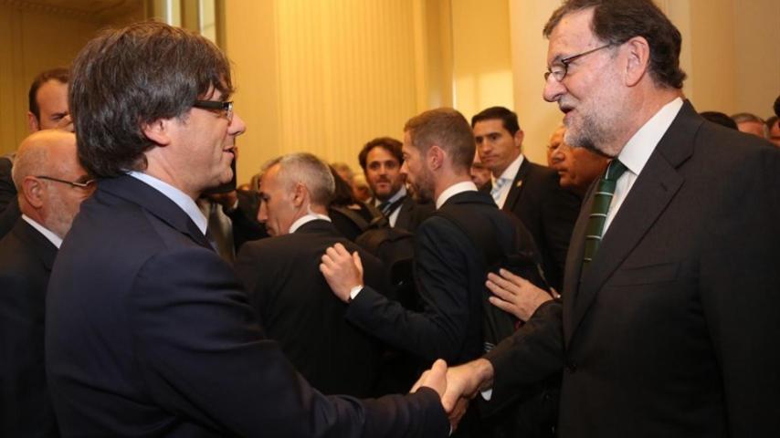 Saludo cordial entre Rajoy y Puigdemont en Oporto
