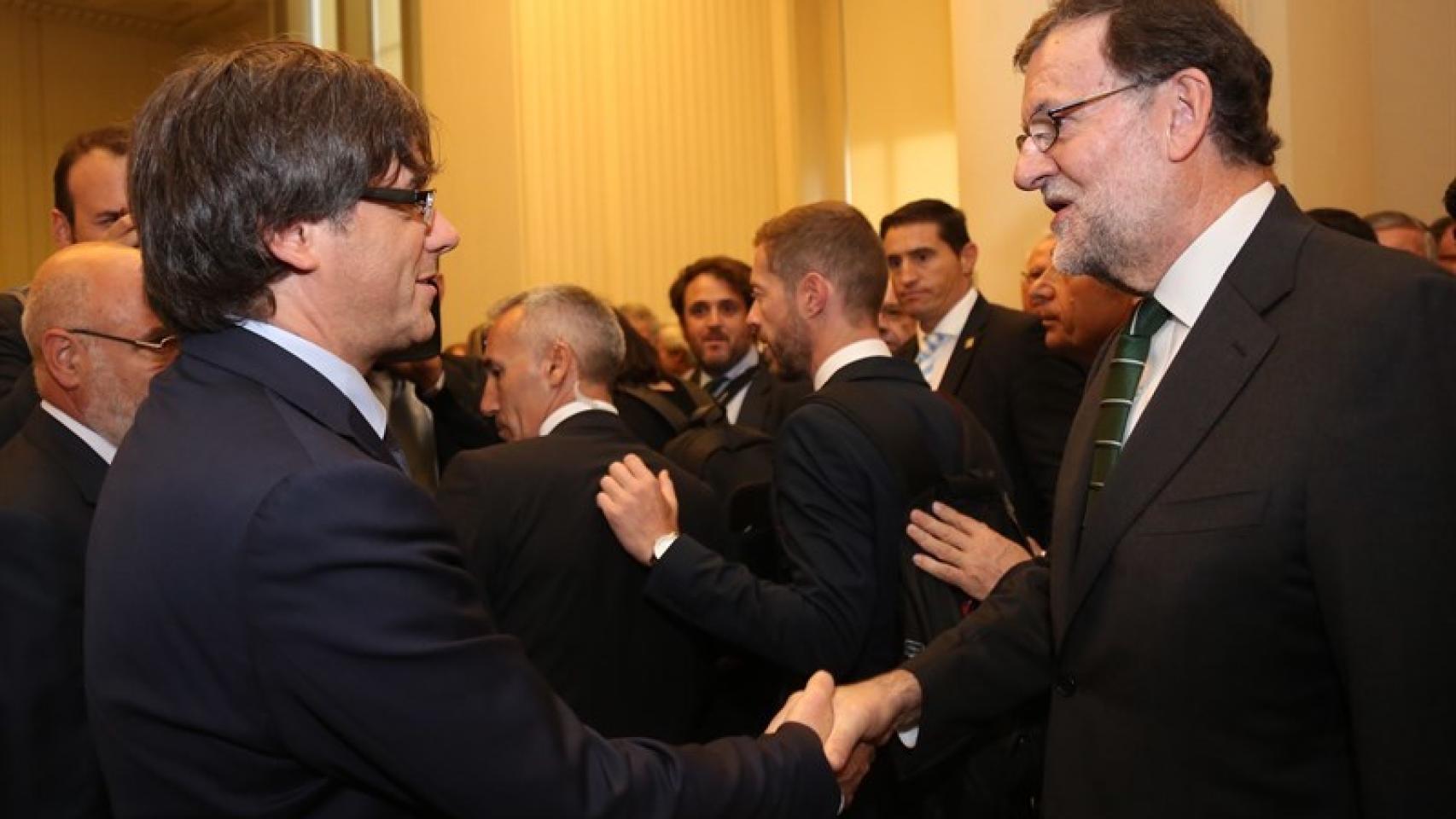 Saludo cordial entre Rajoy y Puigdemont en Oporto