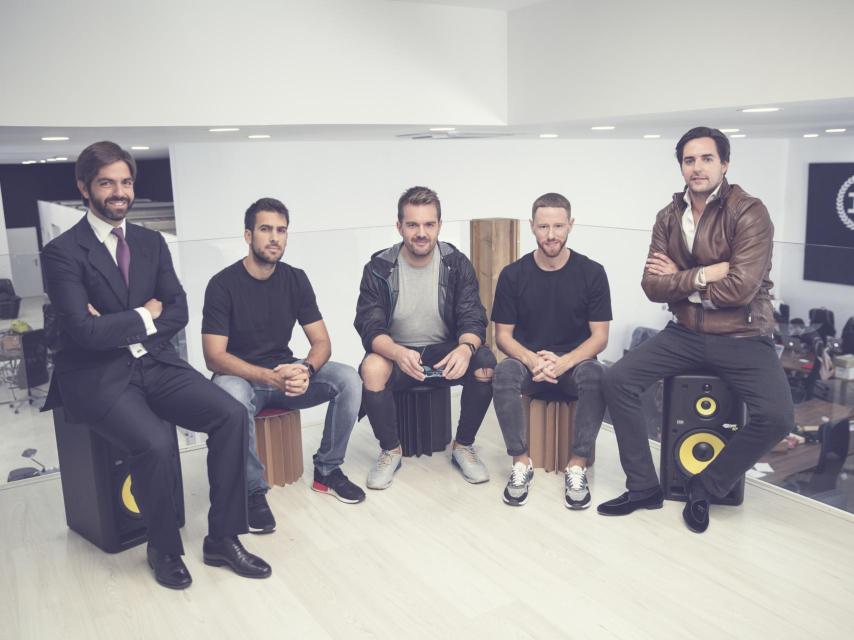 Varios miembros del equipo de Hawkers.