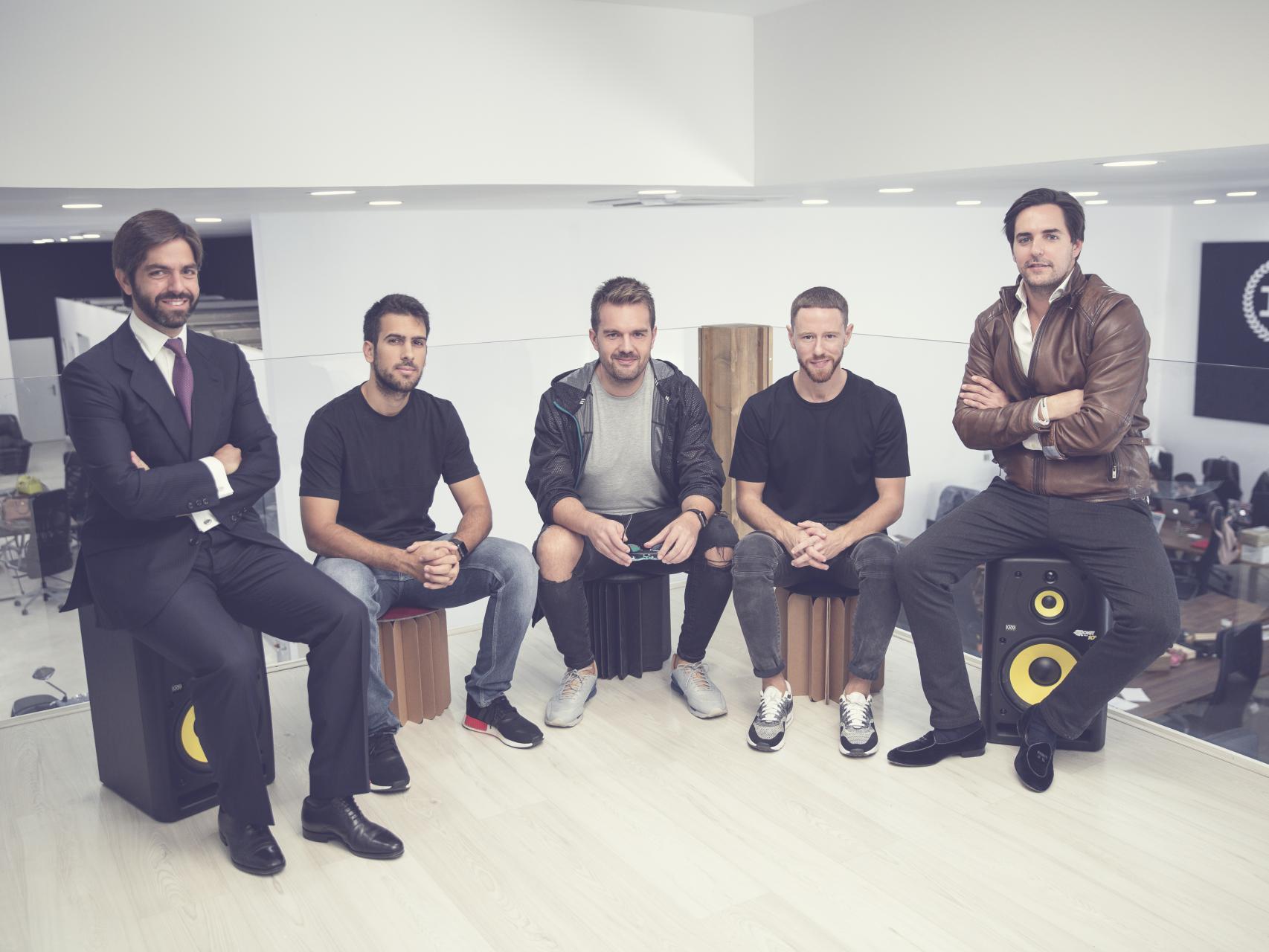 Varios miembros del equipo de Hawkers.