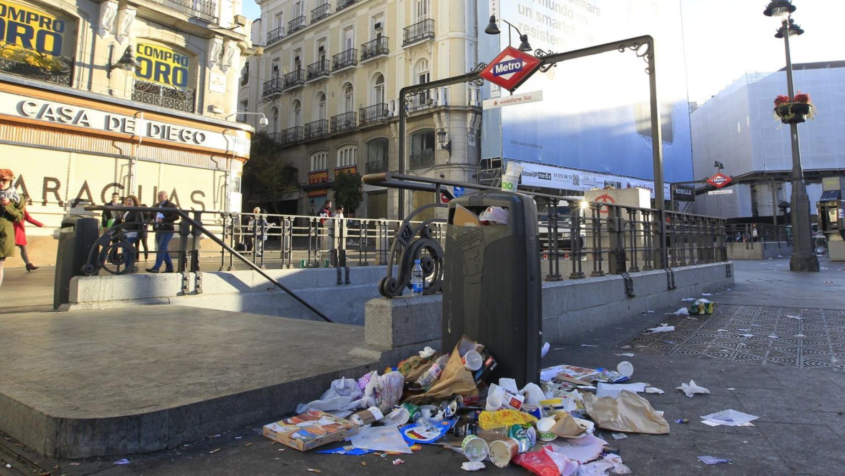 Una papelera a rebosar en la Puerta del Sol debido a la última huelga de basuras en la capital.
