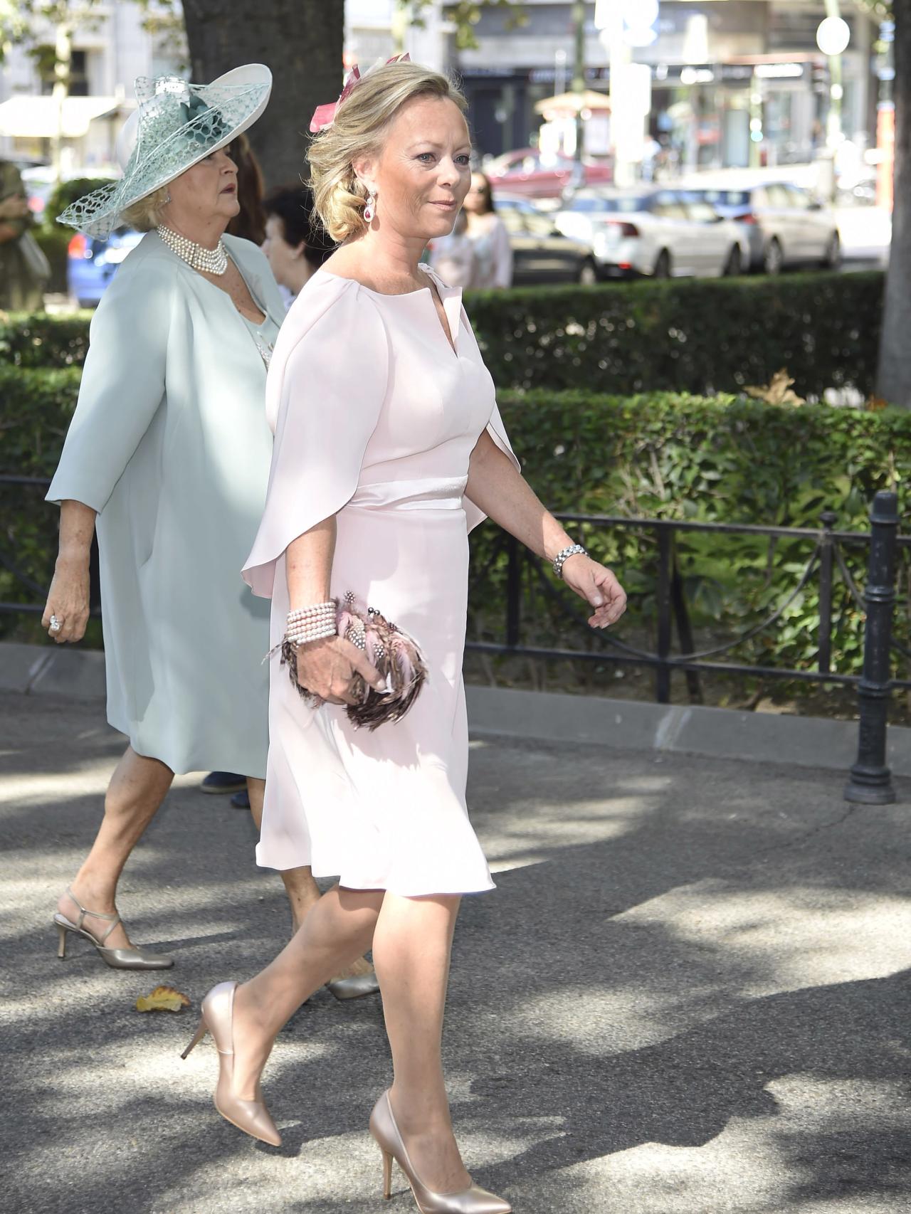 María de Hohenlohe, madre del novio llegando al Palacio de Liria