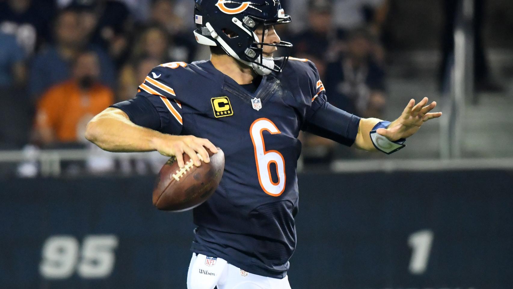 Jay Cutler corre con el balón.