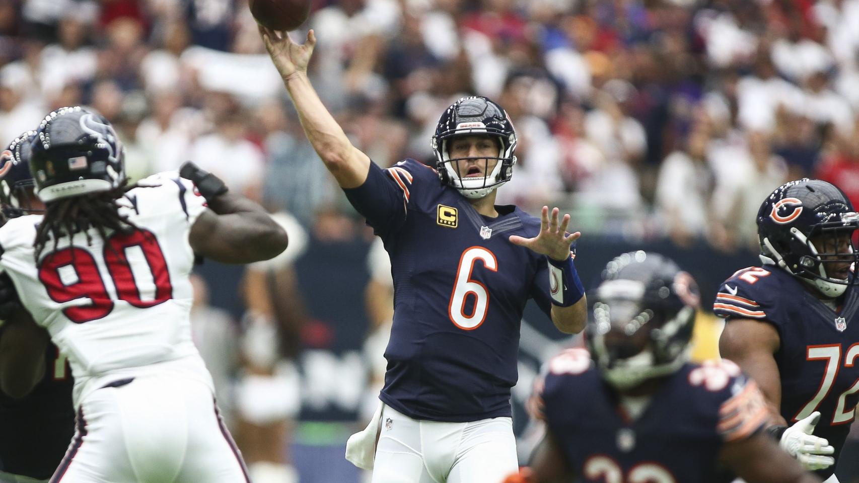 Jay Cutler envía el balón.