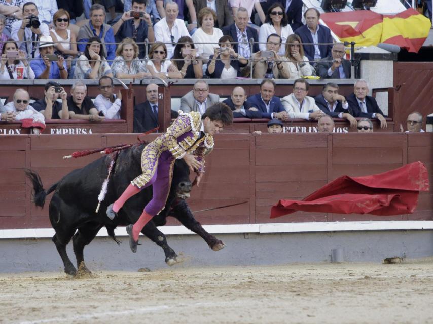 Cogida de José Garrido en la lidia de su segundo.
