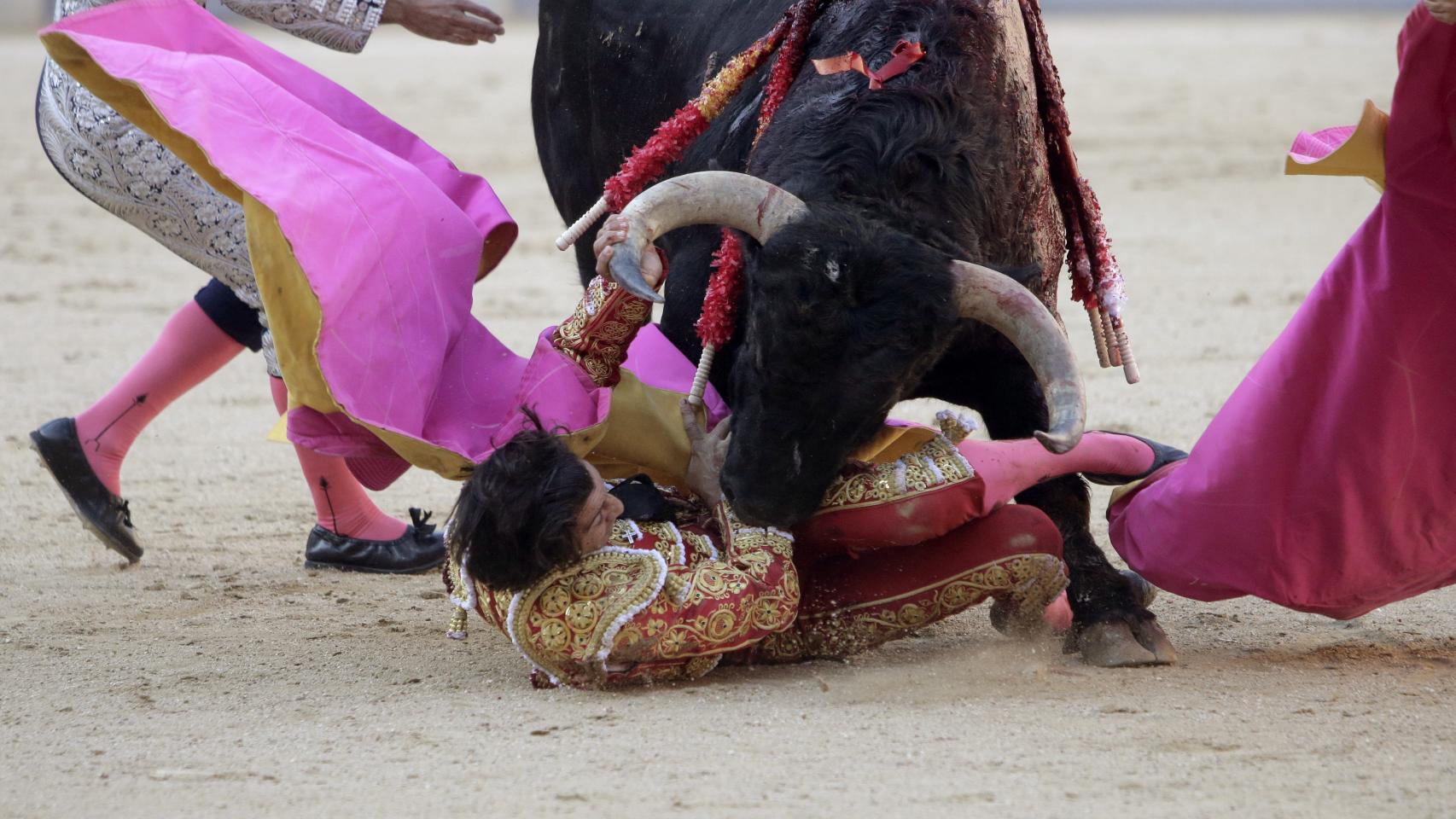 Cogida de Curro Díaz en su segundo.