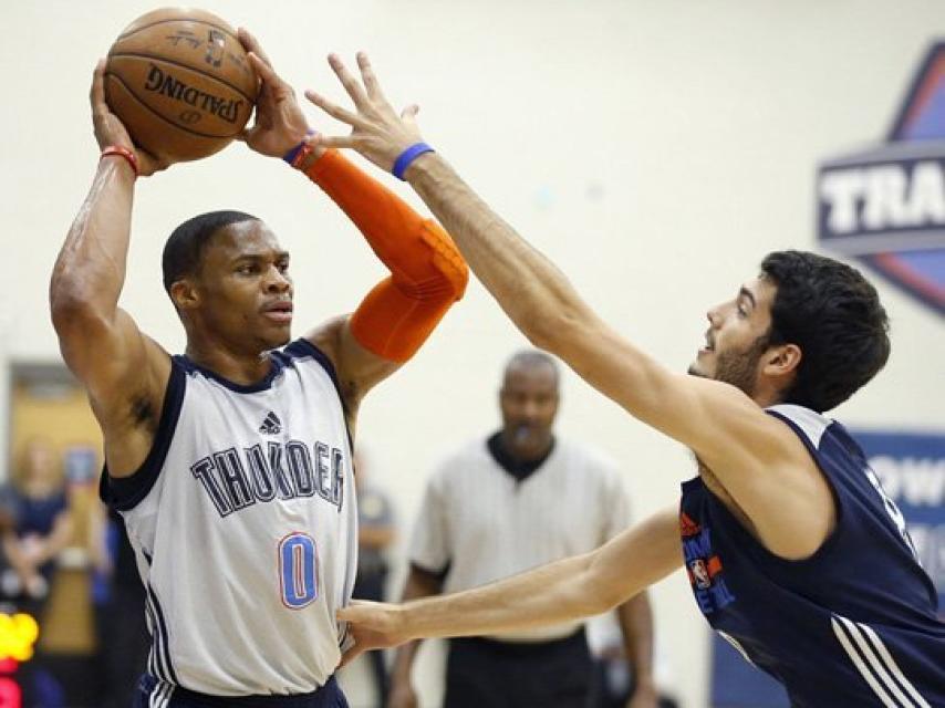 Westbrook ante Abrines en un entrenamiento.
