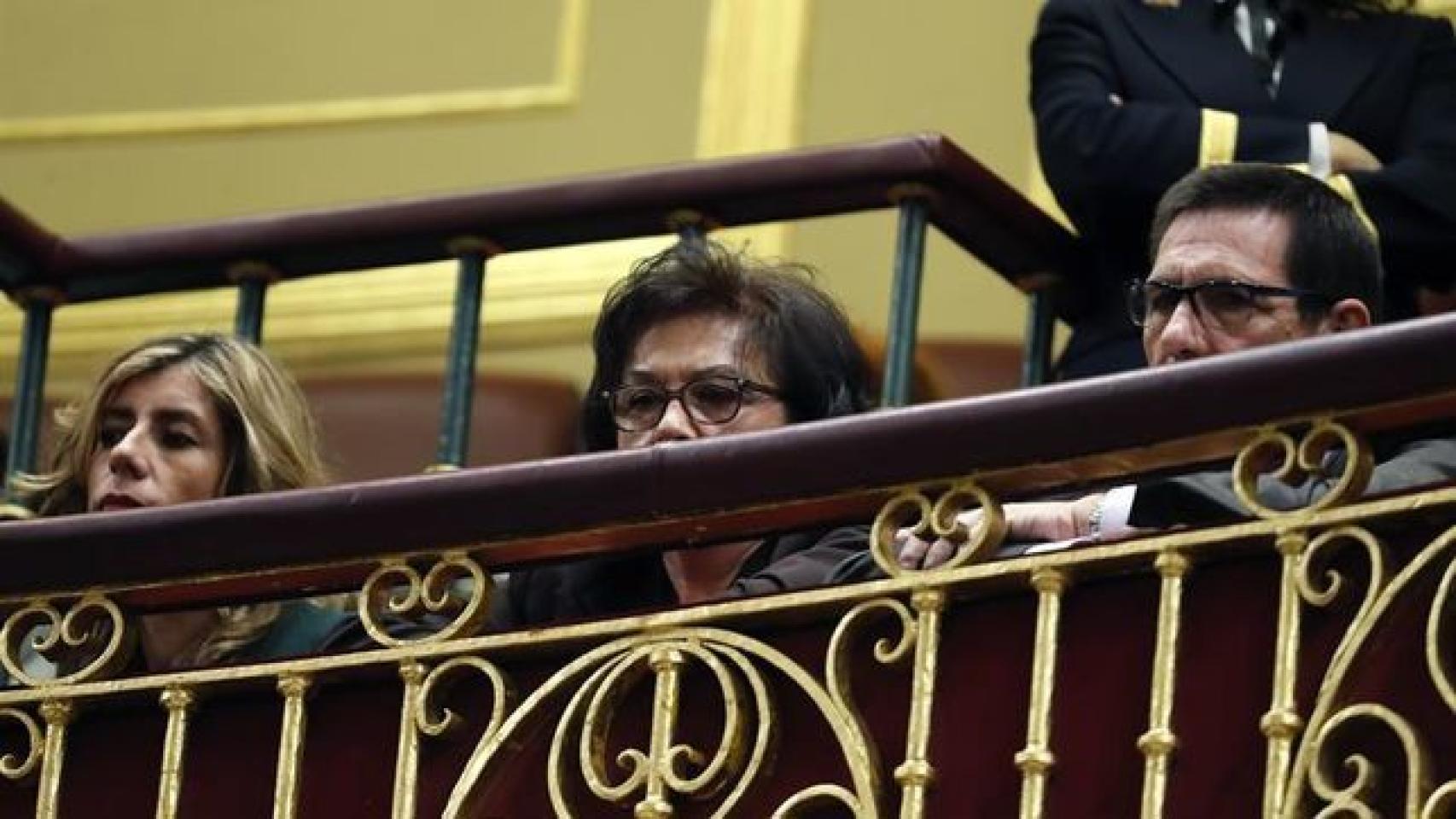 La esposa de Sánchez (iqda) y sus suegros, Magdalena y Pedro, en la tribuna del Congreso de los Diputados
