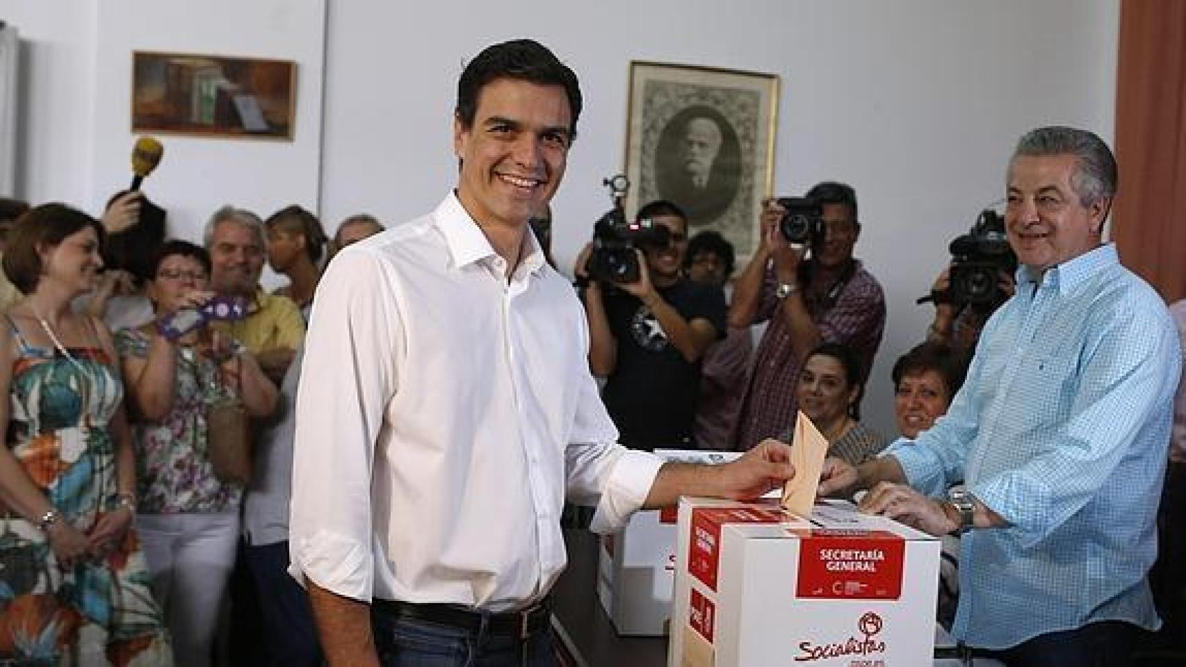 Pedro Sánchez votando en su agrupación en Tetúan (Madrid)