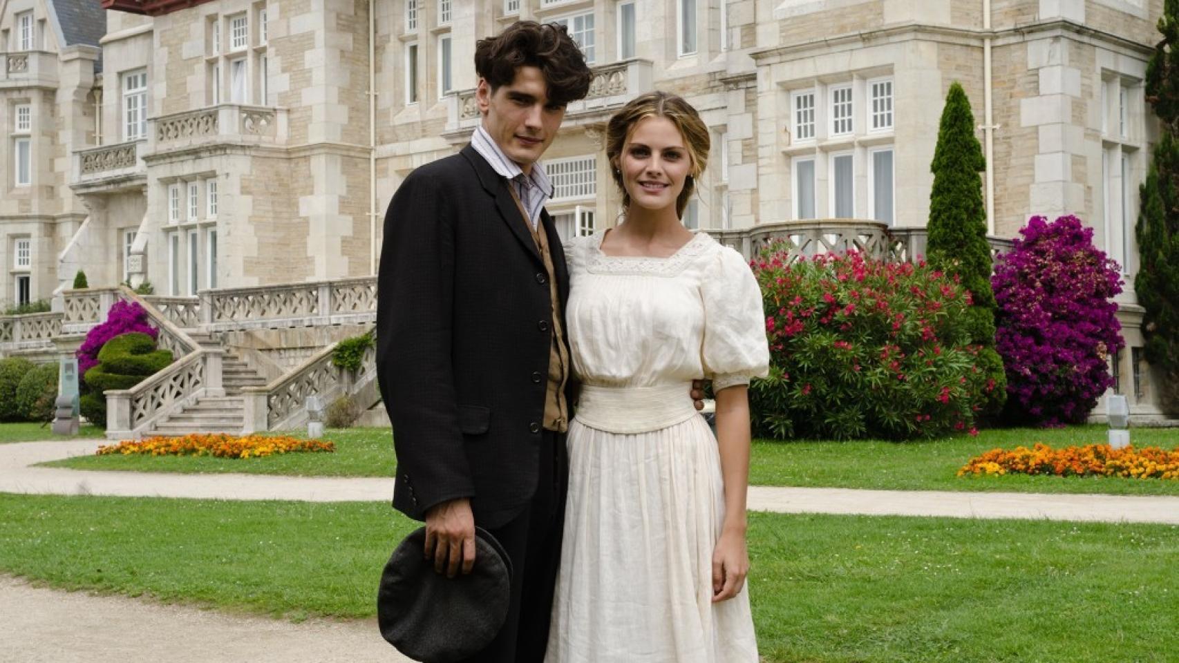Yon González y Amaia Salamanca en el Palacio de la Magdalena durante el rodaje de Gran Hotel