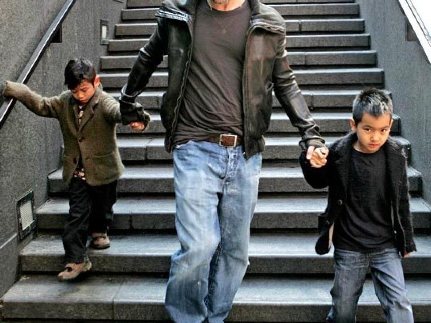 Pitt con dos de sus hijos
