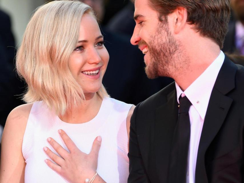 Liam compartiendo risas con su compañera de rodaje Jennifer Lawrence.