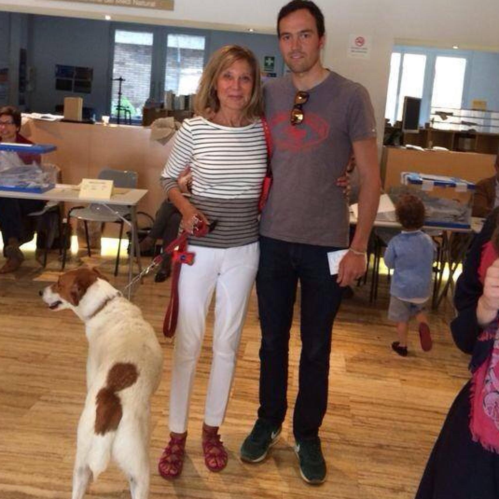 Pilar Eyre con su hijo, Ferri, y su perro, Fender.